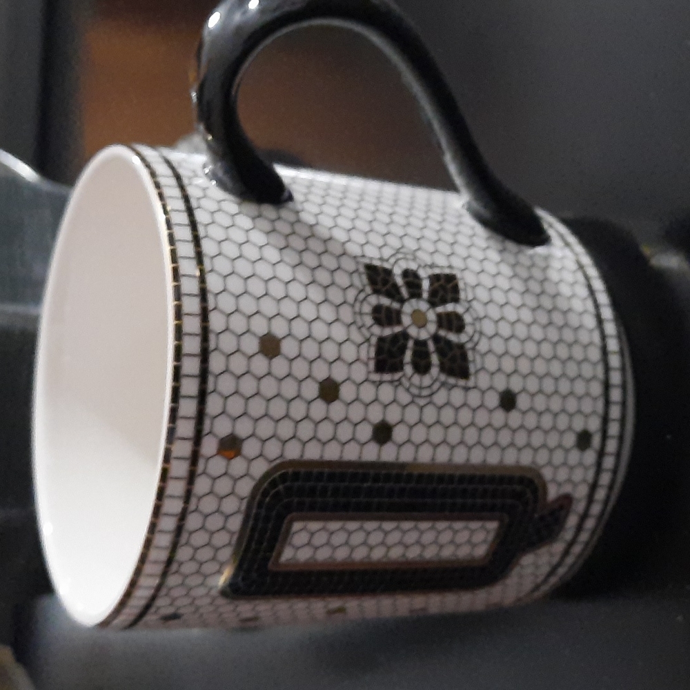 Tiled Margot Monogram Mug Q - Picture 4 of 7